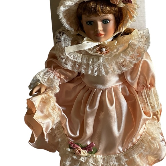 SEYMOURMANN CONNOISSEUR COLLECTION DOLL WITH STAND - Picture 15 of 15